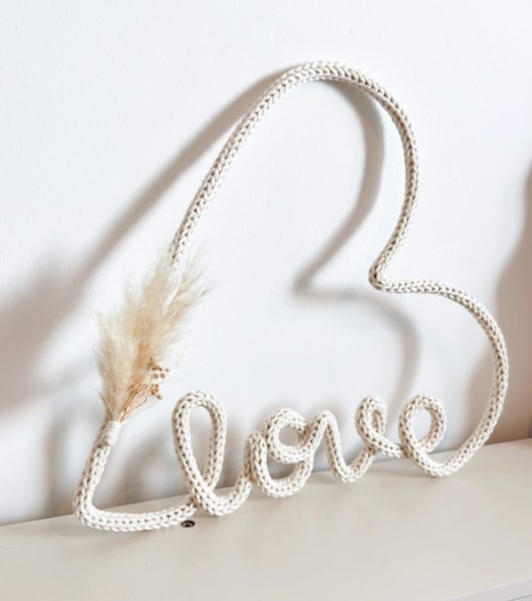 לב מעוצב בסריגה Love