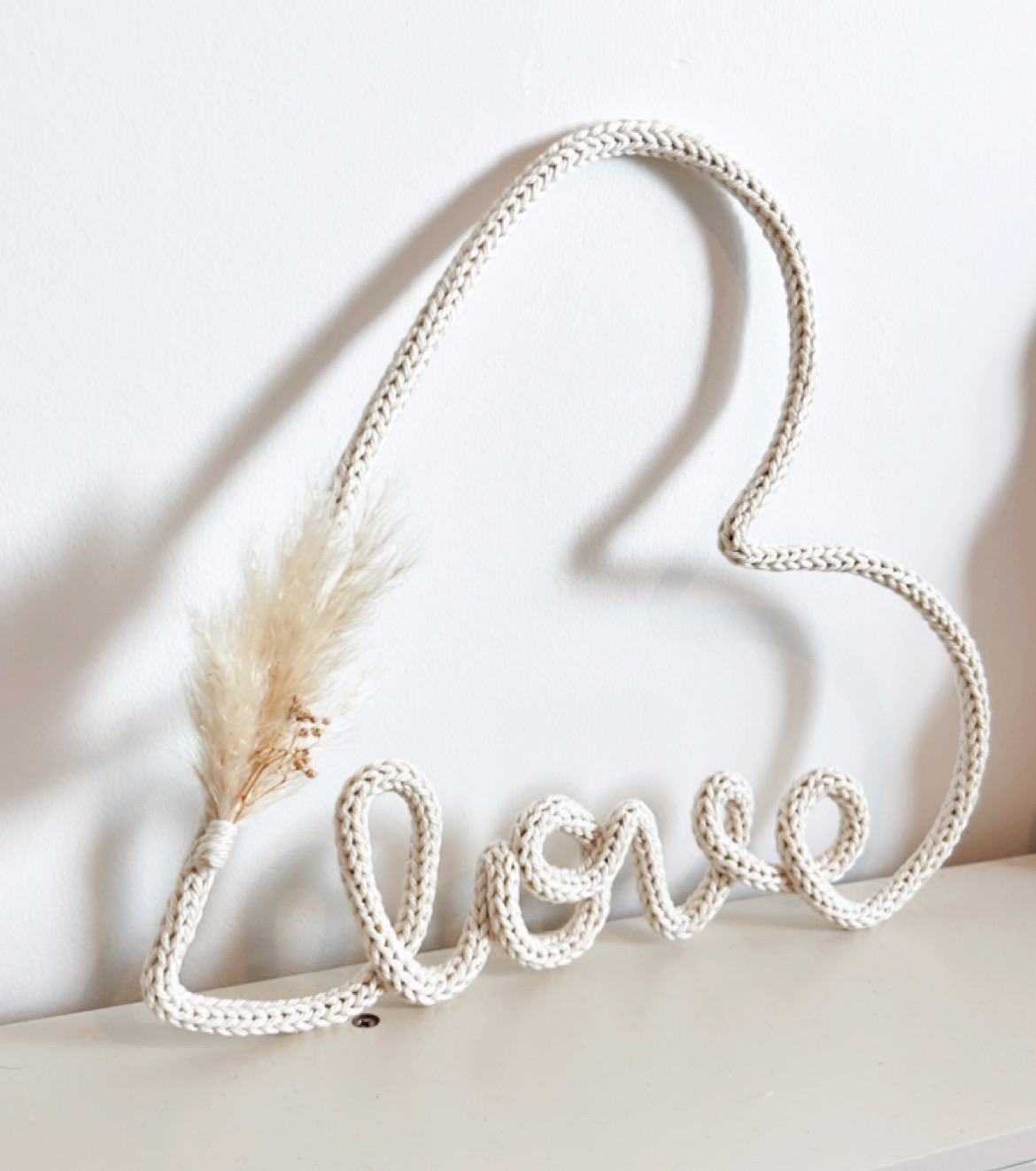 לב מעוצב בסריגה Love